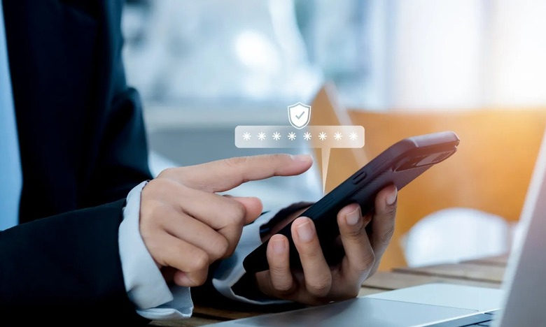 Nên nhận mã OTP khi ở nước ngoài qua Email hay SMS?