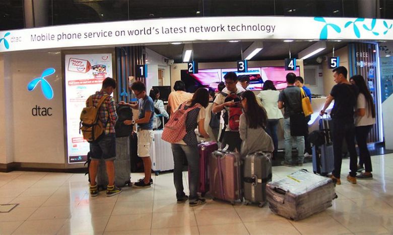 Mua sim tại sân bay xếp hàng chờ đợi