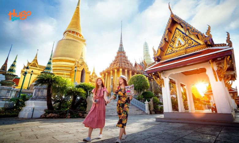 Du khách du lịch Thái Lan kết nối thoải mái với eSIM du lịch